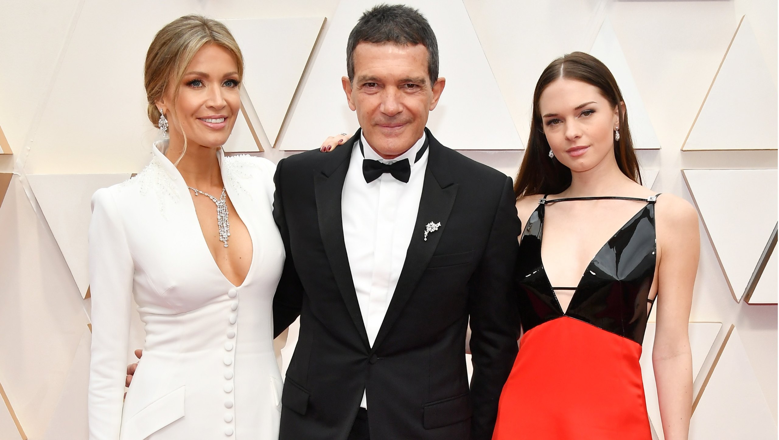 Antonio Banderas revela mudança de vida: "Por que me preocupar se vou morrer?" 2 Antonio Banderas, a namorada Nicole Kimple, e sua filha Stella