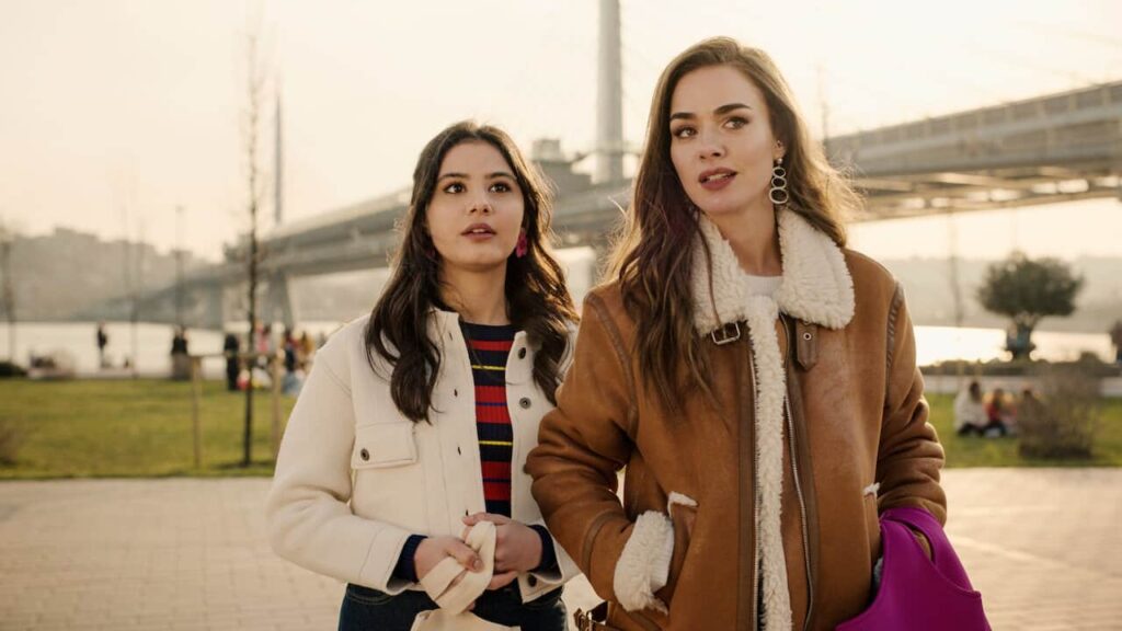 Conselheira do Amor e outras sugestões para os amantes de comédias românticas na Netflix Bensu Soral como Azra e Helin Kandemir como Hande em Conselheira do Amor (Reprodução)