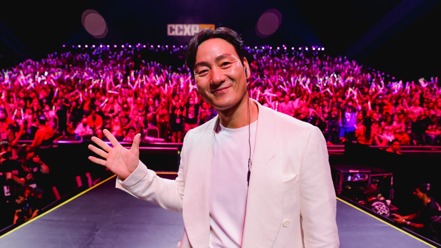 Ator Park Hae-Soo posa para fotos com fãs na CCXP22 Park Hae-soo durante painel da Netflix na CCXP22