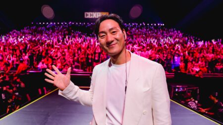 Park Hae-soo durante painel da Netflix na CCXP22