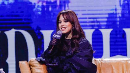 CCXP22: Tim Burton queria “coisas muito específicas” de Jenna Ortega em Wandinha Jenna Ortega durante painel da Netflix na CCXP22
