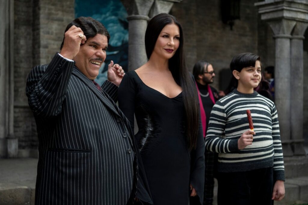Catherine Zeta-Jones como Mortícia, Luis Guzmán como Gomez e Isaac Ordonez como Feioso em Wandinha (Divulgação Netflix)