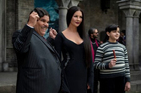 Catherine Zeta-Jones como Mortícia, Luis Guzmán como Gomez e Isaac Ordonez como Feioso em Wandinha (Divulgação Netflix)