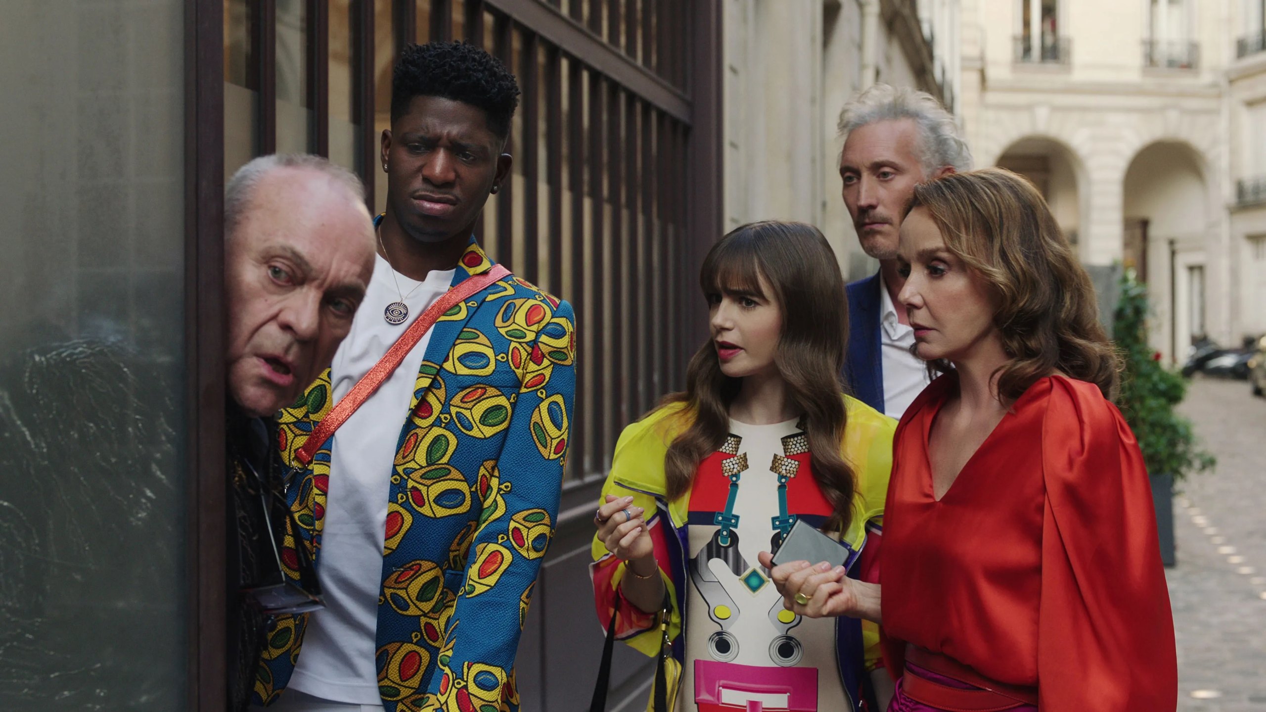Emily em Paris | Criador afirma que série terá vida longa na Netflix 3 Cena de Emily em Paris