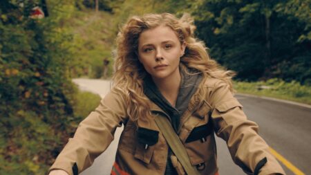 Periféricos | Principais diferenças entre a série e o livro Chloe Grace como Flynne em Periféricos (Reprodução)