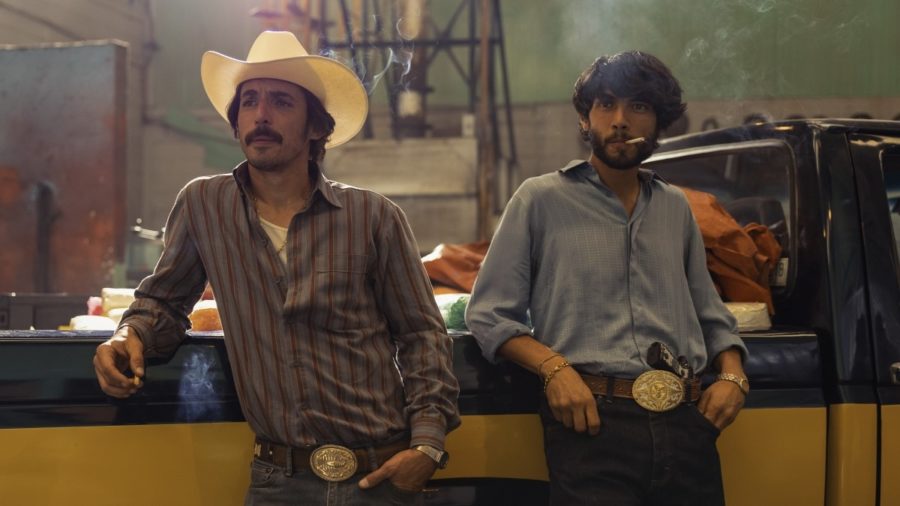 Alberto Guerra e Diego Calva em cena de Narcos: Mexico