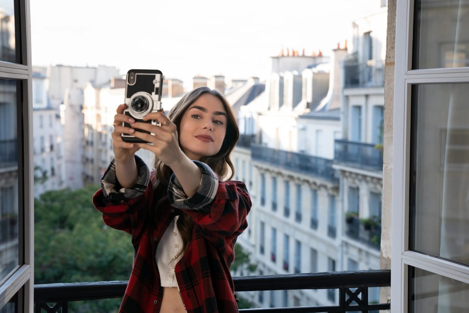 Emily em Paris é realmente filmada em Paris? Lilly Collins como Emily em Emily in Paris