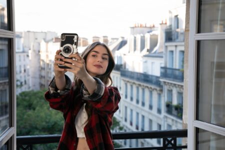 Lilly Collins como Emily em Emily in Paris