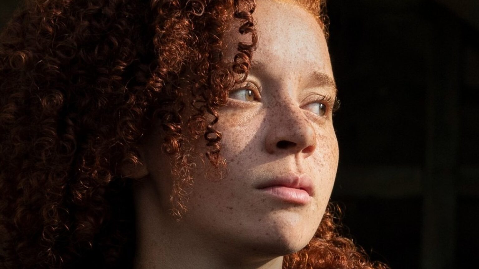 Representação queer em Willow é momento de cura para estrela Erin Kellyman em cena de Willow
