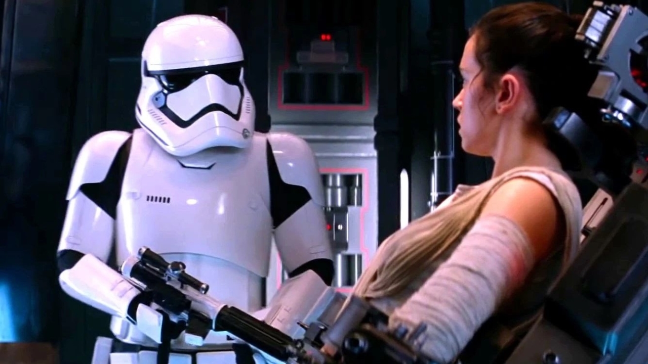 FN-1824 (Daniel Craig) e Rey (Daisy Ridley) em Star Wars: O Despertar da Força