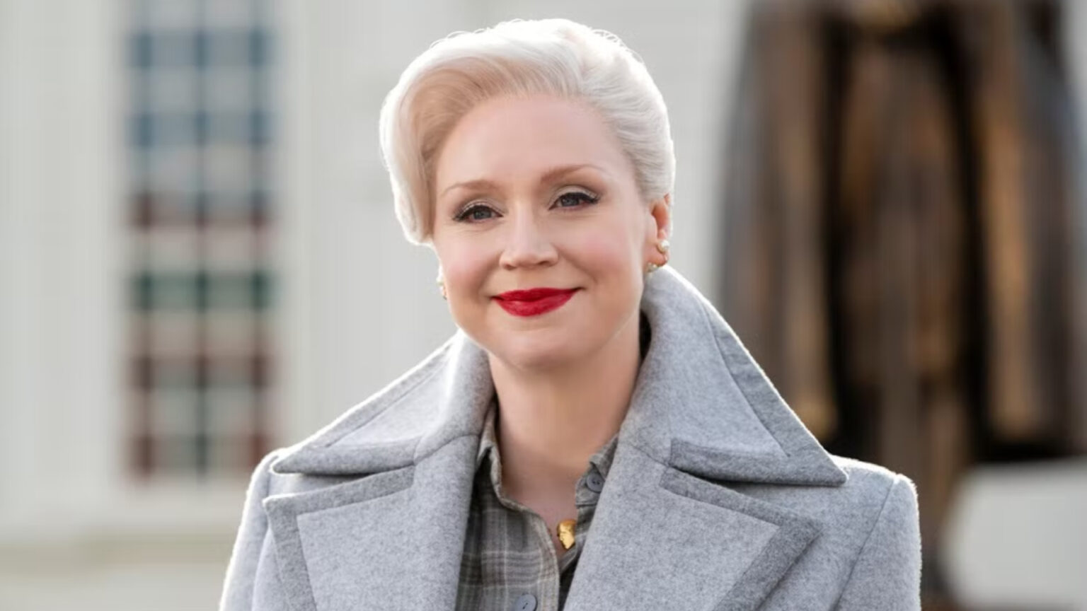 Wandinha: Atriz revela reação inusitada com ligação de Tim Burton Gwendoline Christie como Larissa Weems em Wandinha (Reprodução)