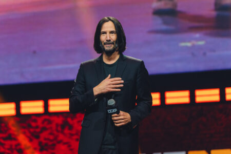 Keanu Reeves diz que já é um ‘velho’, mas leva jovens ao delírio na CCXP22 Keanu Reeves na CCXP22