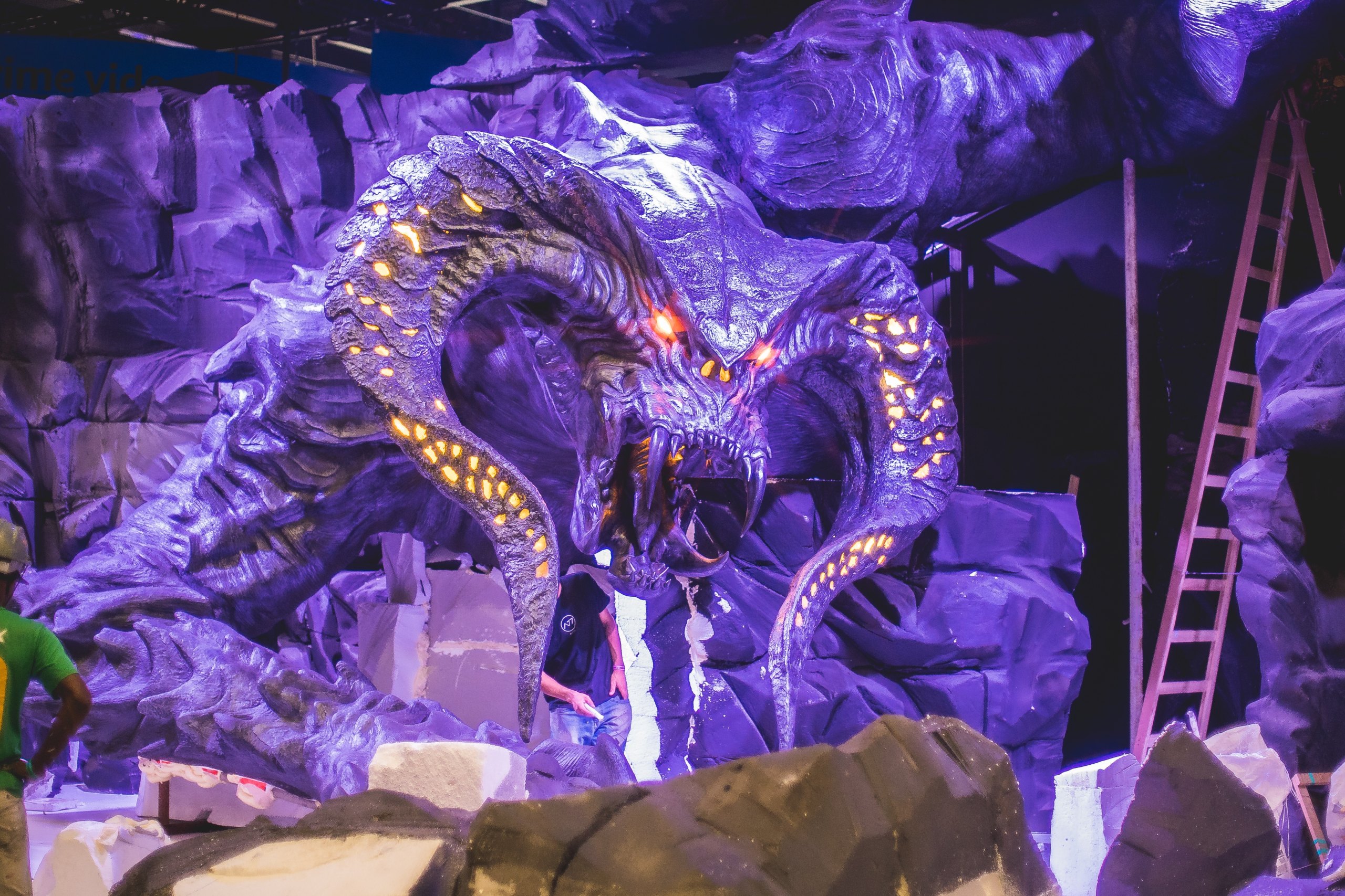 O que aconteceu na Spoiler Night, a abertura da CCXP22? 3 Balrog no stand de O Senhor dos Anéis: Os Anéis de Poder na CCXP22 (Reprodução)
