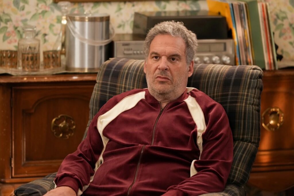 Jeff Garlin em cena de The Goldbergs