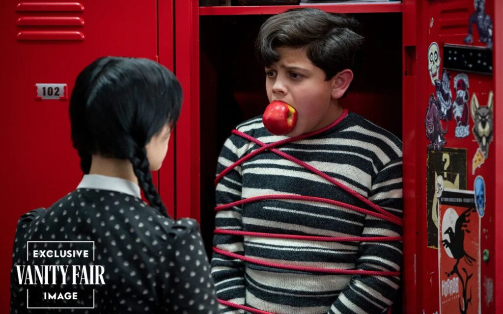 Por que Feioso não frequenta a Escola Nunca Mais em Wandinha? Jenna Ortega como Wandinha e Isaac Ordonez como Feioso em Wandinha (Reprodução)