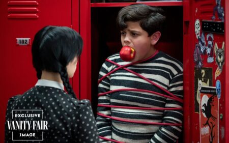 Por que Feioso não frequenta a Escola Nunca Mais em Wandinha? Jenna Ortega como Wandinha e Isaac Ordonez como Feioso em Wandinha (Reprodução)