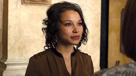 Jessica Parker Kennedy como Edouarda em O Preço do Amanhã