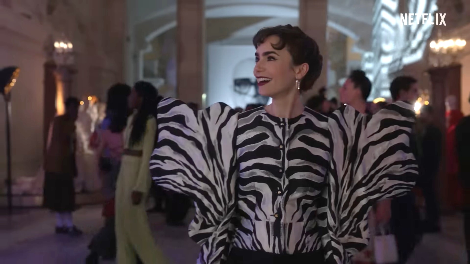 Final da 3ª temporada de Emily em Paris comentado 2 Lily Colins em cena de Emily em Paris