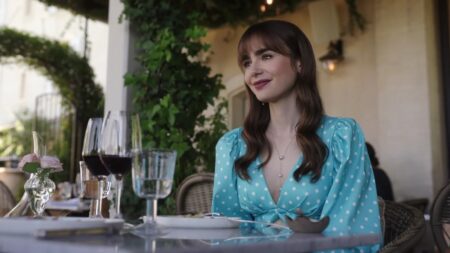 Lily Collins em cena de Emily em Paris
