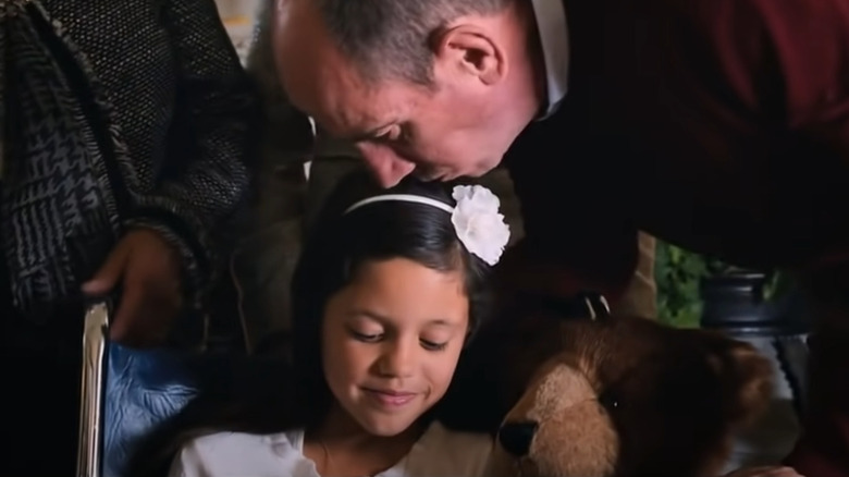 Miguel Ferrer como o vice-presidente dos Estado Unidos, e Jenna Ortega como sua filha em Homem de Ferro 3 (Reprodução)