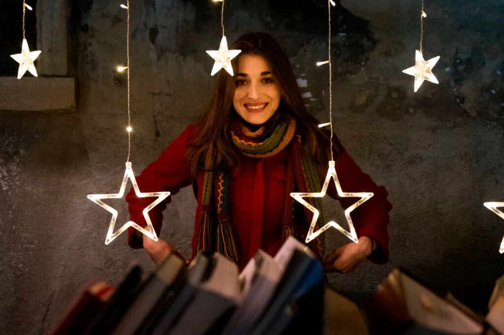 Confira esta lista de séries de Natal para maratonar na Netflix Pilar Fogliati como Gianna em Eu Odeio Natal (Netflix Divulgação)