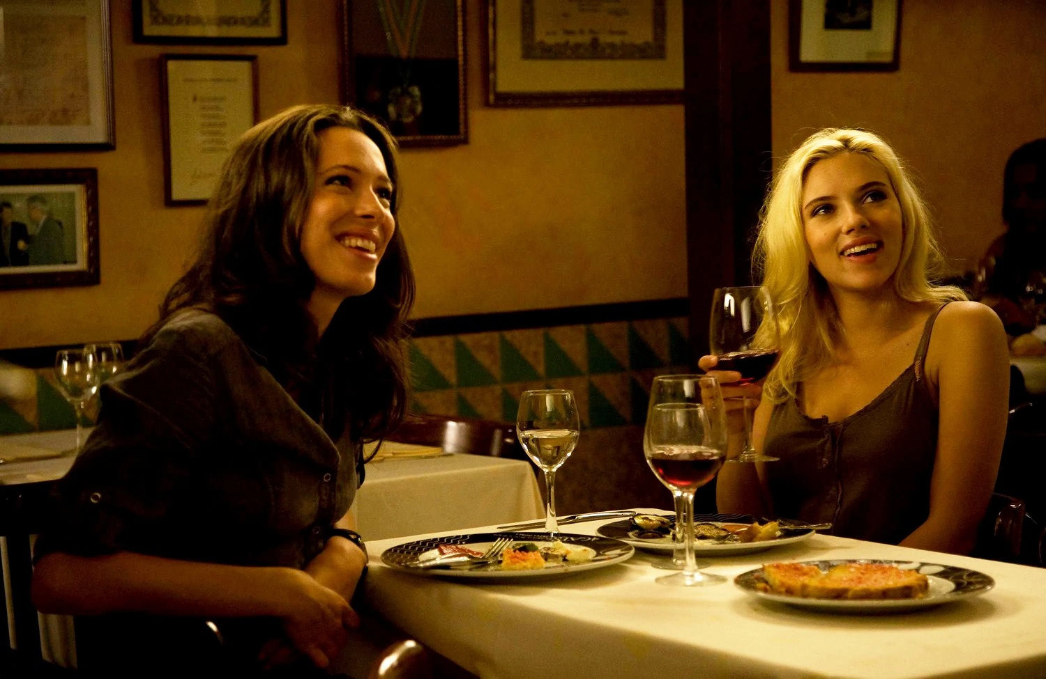 Rebecca Hall e Scarlett Johansson em cena de Vicky Cristina Barcelona 