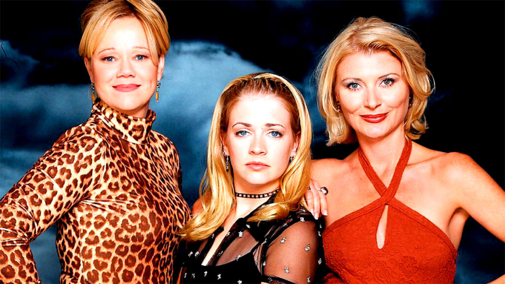 Sabrina, Aprendiz de Feiticeira vai acontecer mesmo? Caroline Rhea como Hilda, Melissa Joan Hard como Sabrina e Beth Broderick como Zelda em Sabrina, a Aprendiz de Feiticeira
