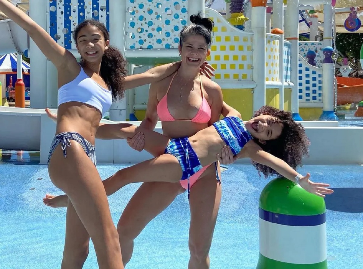 Samara Felippo esclarece sumiço da TV 2 Samara Felippo e as filhas Alícia e Lara