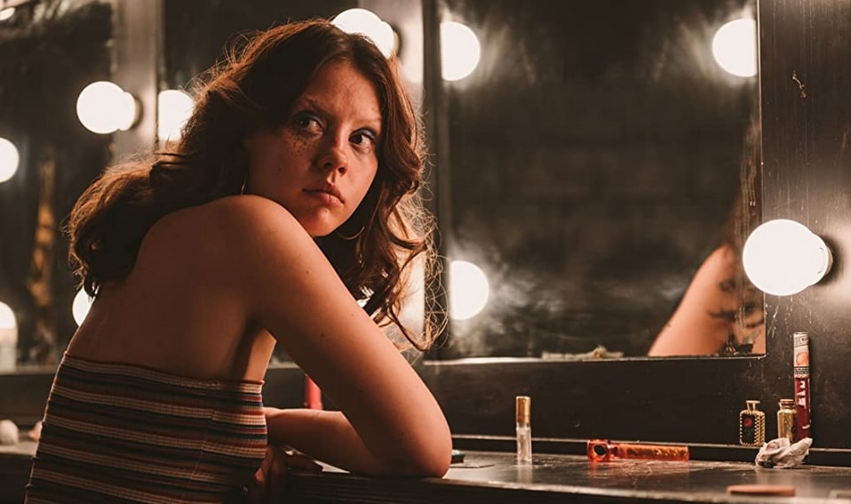Mia Goth elogia trabalho de Jacob Elordi em Frankenstein Mia Goth como Maxine em X: A Marca da Morte (Reprodução)