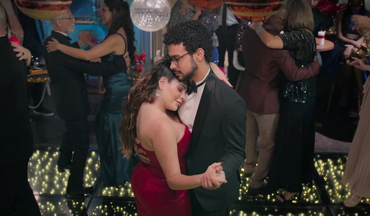 Fãs se revoltam com Fabio Porchat e defendem o filme da Gkay na Netflix 7 Gkay como Graça e Sérgio Malheiros como Carlinhos em Um Natal Cheio de Graça