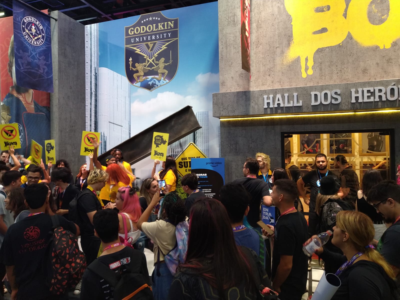 Primeiro dia da CCXP22 é marcado por protestos 1 Protestos contra Vought na CCXP22 (Foto: Sergio Scarpa)