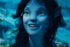 Sigourney Weaver como Kiri em Avatar: O Caminho da Água (Reprodução)