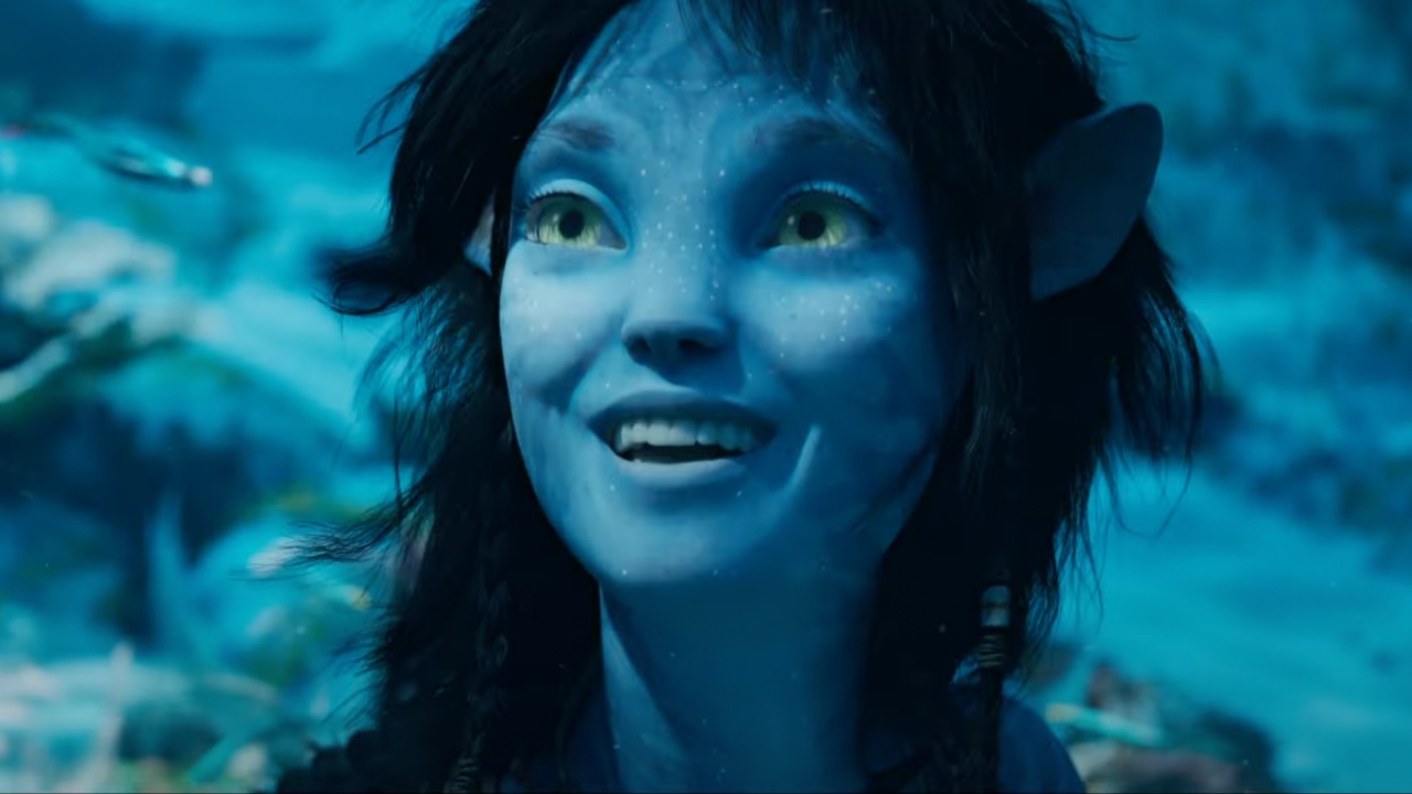 Sigourney Weaver como Kiri em Avatar: O Caminho da Água (Reprodução)