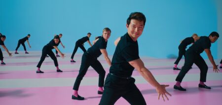 Simu Liu: “Barbie é sobre encontrar sua beleza interior, não sobre ser loira” Simu Liu no filme Barbie
