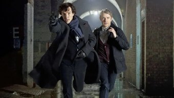 Benedict Cumberbatch como Sherlock Holmes e Martin Freeman como John Watson em Sherlock