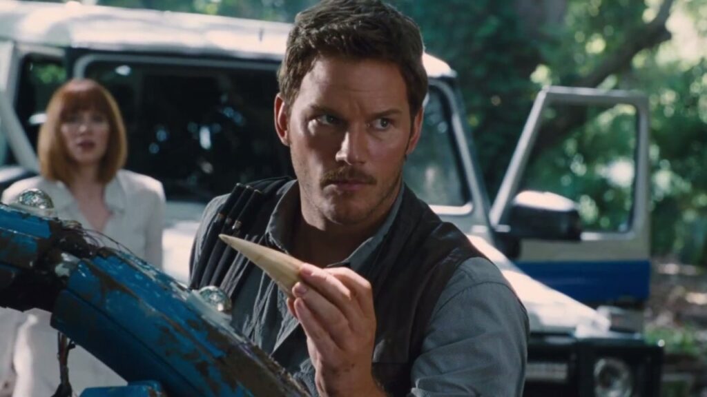 Chris Pratt como Owen em Jurassic World: O Mundo dos Dinossauros