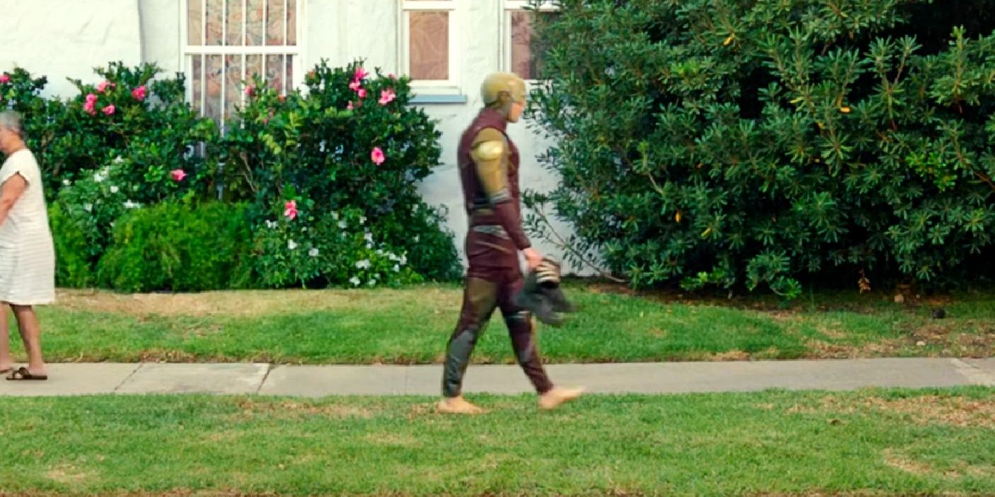 Demolidor (Charlie Cox) saindo da casa da Mulher-Hulk (Tatiana Maslany) depois de uma noite de amor (Reprodução/Marvel)