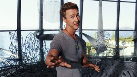Edward Norton como Miles Bron em Glass Onion: Um Mistério Knives Out