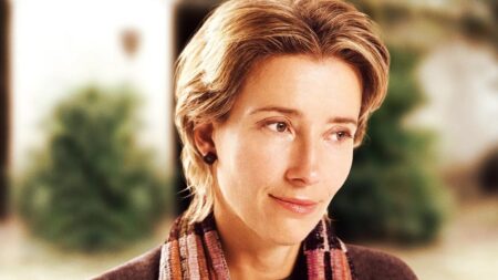 Emma Thompson diz que não ganhou bem para fazer filme ruim Emma Thompson com Karen em Simplesmente Amor (Reprodução)