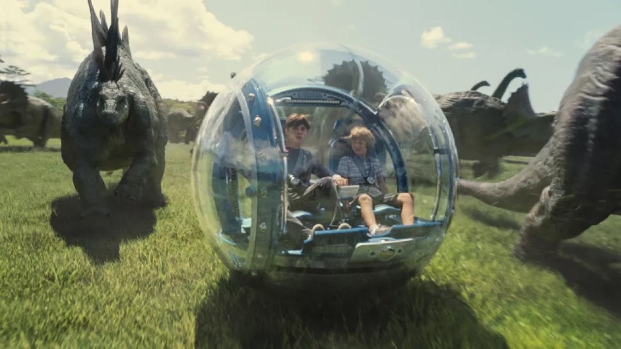 Zach (Nick Robinson) e Gray (Ty Simpkins) na girosfera em cena de Jurassic World: O Mundo dos Dinossauros