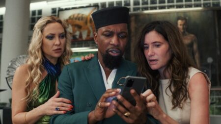 Kate Hudson, Kathryn Hahn e Leslie Odom Jr. em Glass Onion: Um Mistério Knives Out