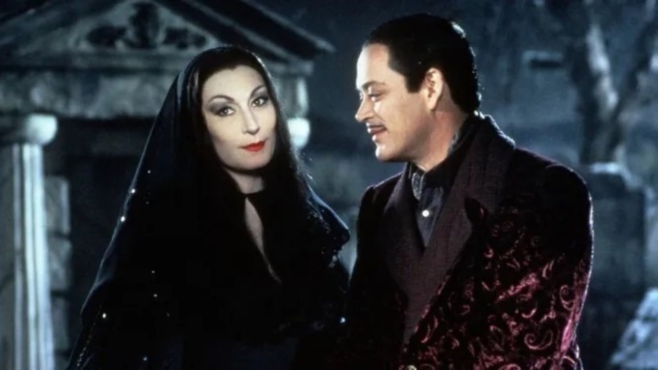 Anjelica Huston como Morticia e Raúl Juliá como Gomez em Família Addams (Reprodução)
