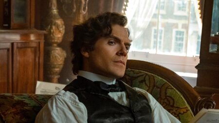 Henry Cavill como Sherlock Holmes em Enola Holmes 2