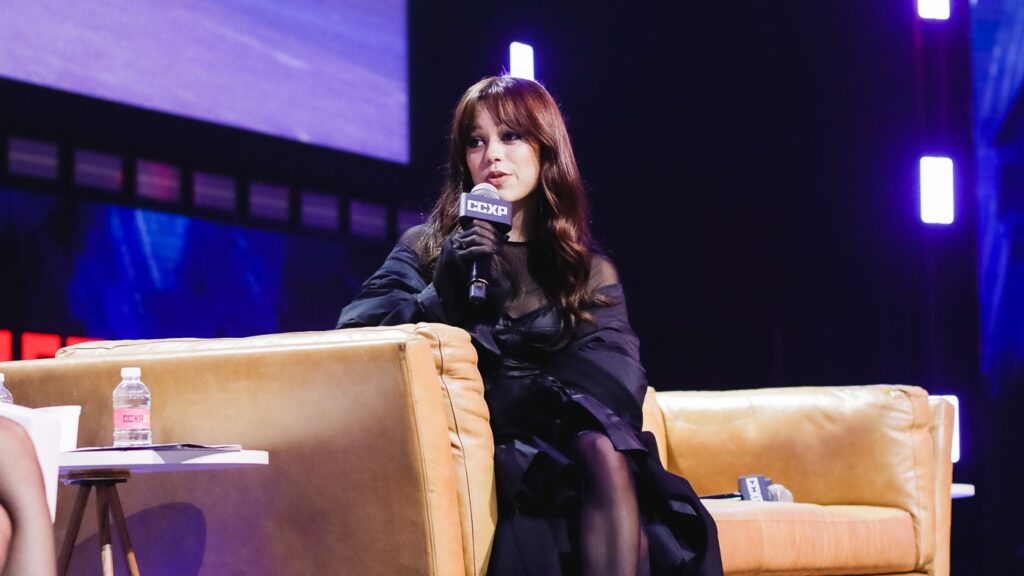 Jenna Ortega durante painel na CCXP22