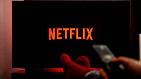 Pessoa assistindo Netflix