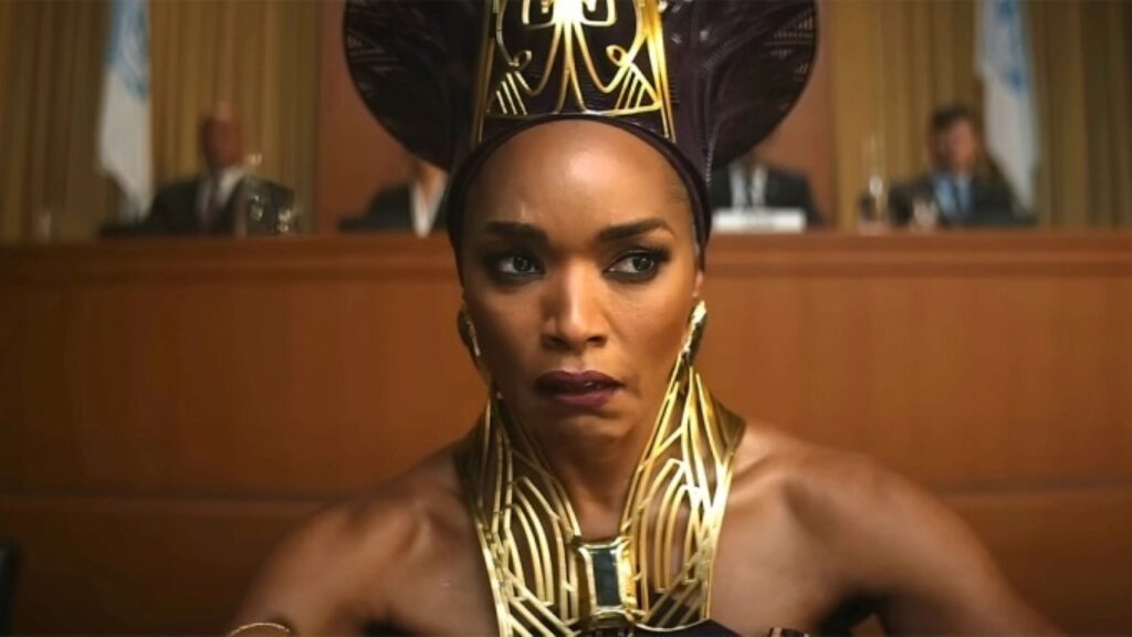 Angela Basset revela perrengue que já passou em Pantera Negra Angela Bassett como Ramonda em Pantera Negra: Wakanda para Sempre (Reprodução / Marvel)