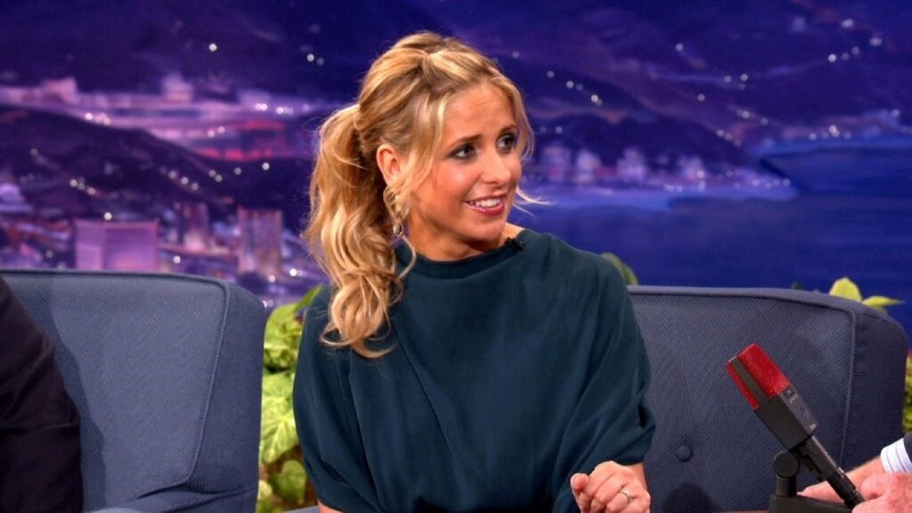 Sarah Michelle Gellar quebra o silêncio sobre o set tóxico de Buffy Sarha Michelle Gellar em participação do programa Conan