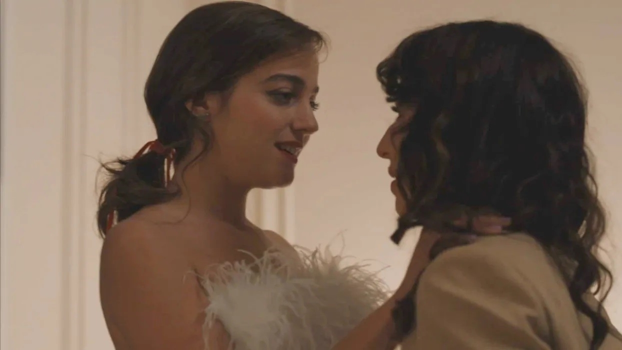 Mia (Beatrice Grannò) e Valentina (Sabrina Impacciatore) na segunda temporada de The White Lotus (Reprodução / HBO)