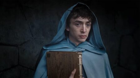 Samuel Blenkin como Avallac'h em The Witcher: A Origem (Reprodução / Netflix)