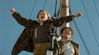 Jack (Leonardo DiCaprio) e Fabrizio (Danny Nucci) em Titanic (Reprodução)
